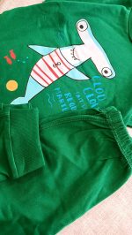 لباس تیشرت و شلوار اسپرت با طرح های متنوع و زیاد مناسب همه فصول و خنک با جنس پنبه و رنگهای جذاب از 2 سال تا 12 سال