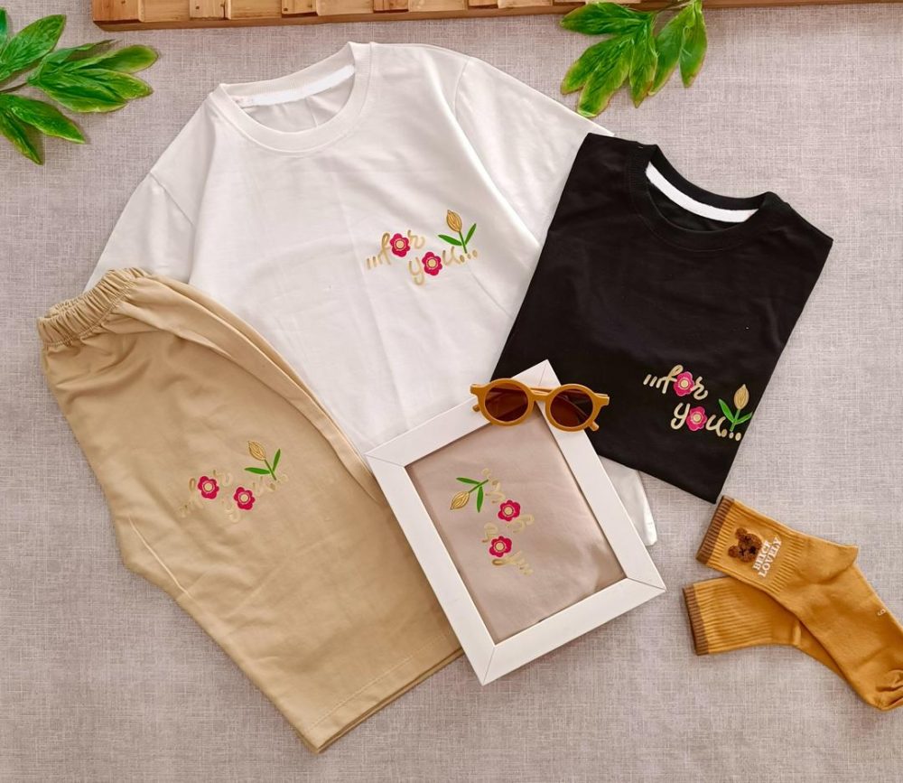 لباس تیشرت و شلوارک دخترانه با طرح گل روی آن و جنس پنبه مناسب تابستان با رنگهای جذاب