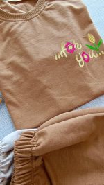 لباس تیشرت و شلوارک دخترانه با طرح گل روی آن و جنس پنبه مناسب تابستان با رنگهای جذاب