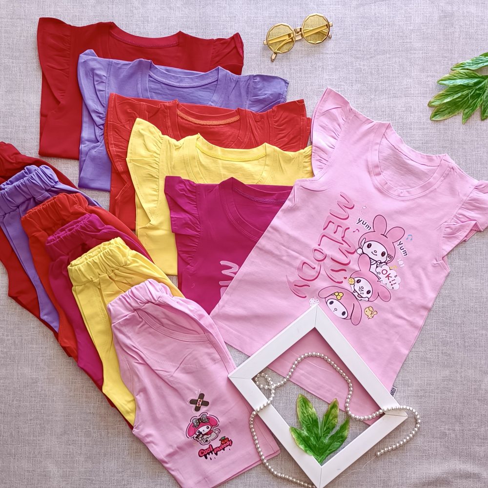 T-shirt, shorts, chrome and friendsT-shirt, shorts, chrome and friends (1)