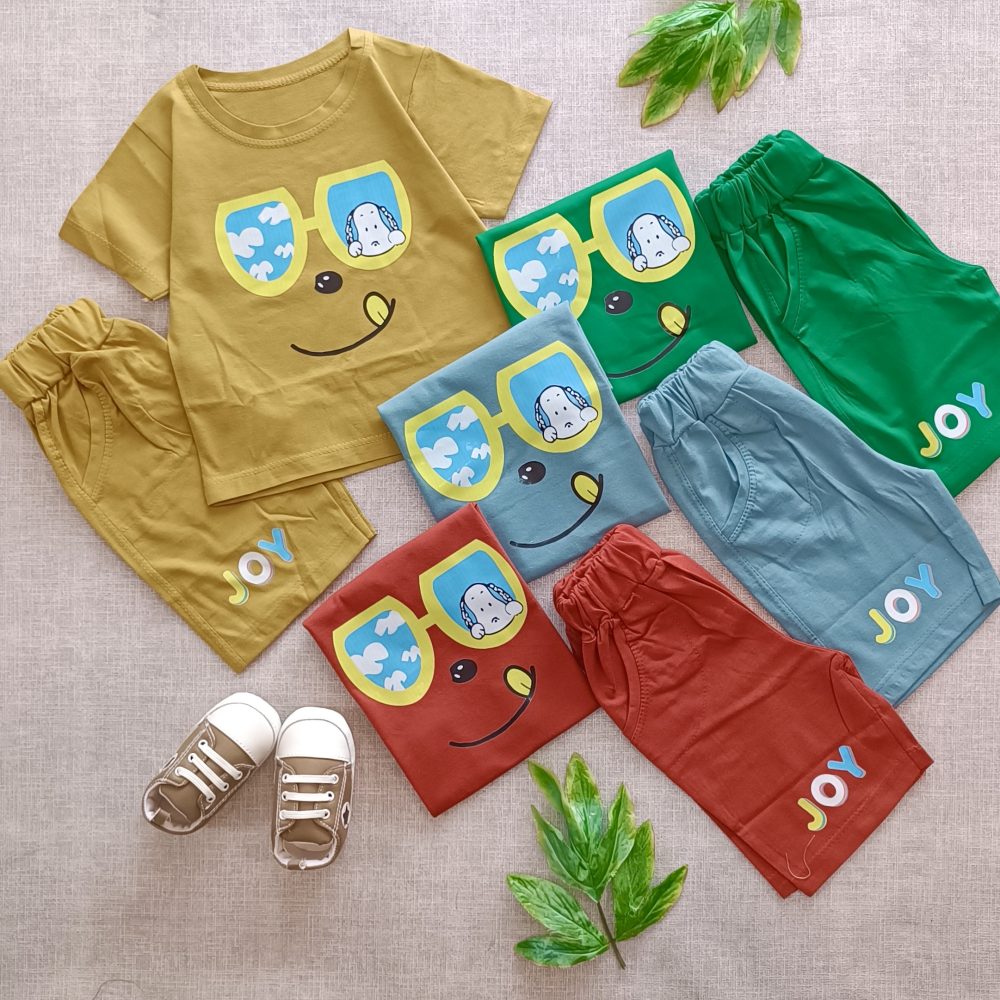 T-shirt, shorts, glasses (1)