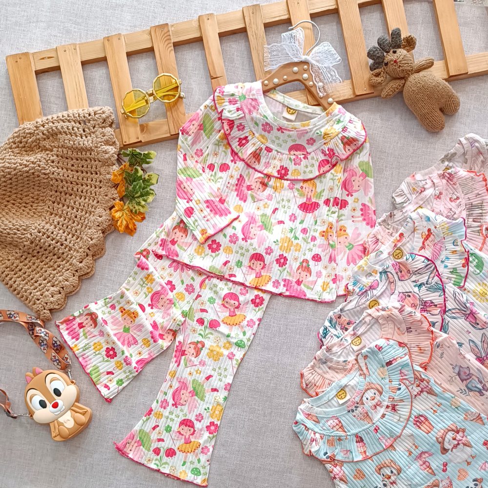 Girls' matching blouse and pants set, suitable for ages 2 to 9 years old.