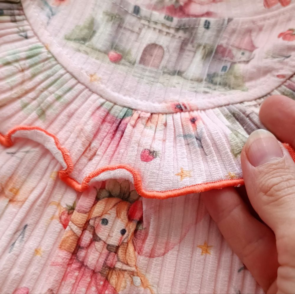 Girls' matching blouse and pants set, suitable for ages 2 to 9 years old.