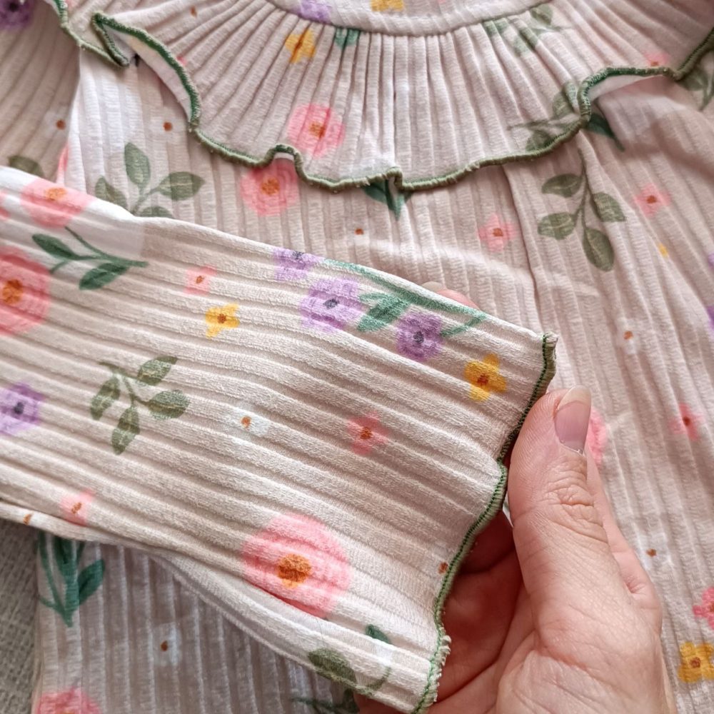 Girls' matching blouse and pants set, suitable for ages 2 to 9 years old.