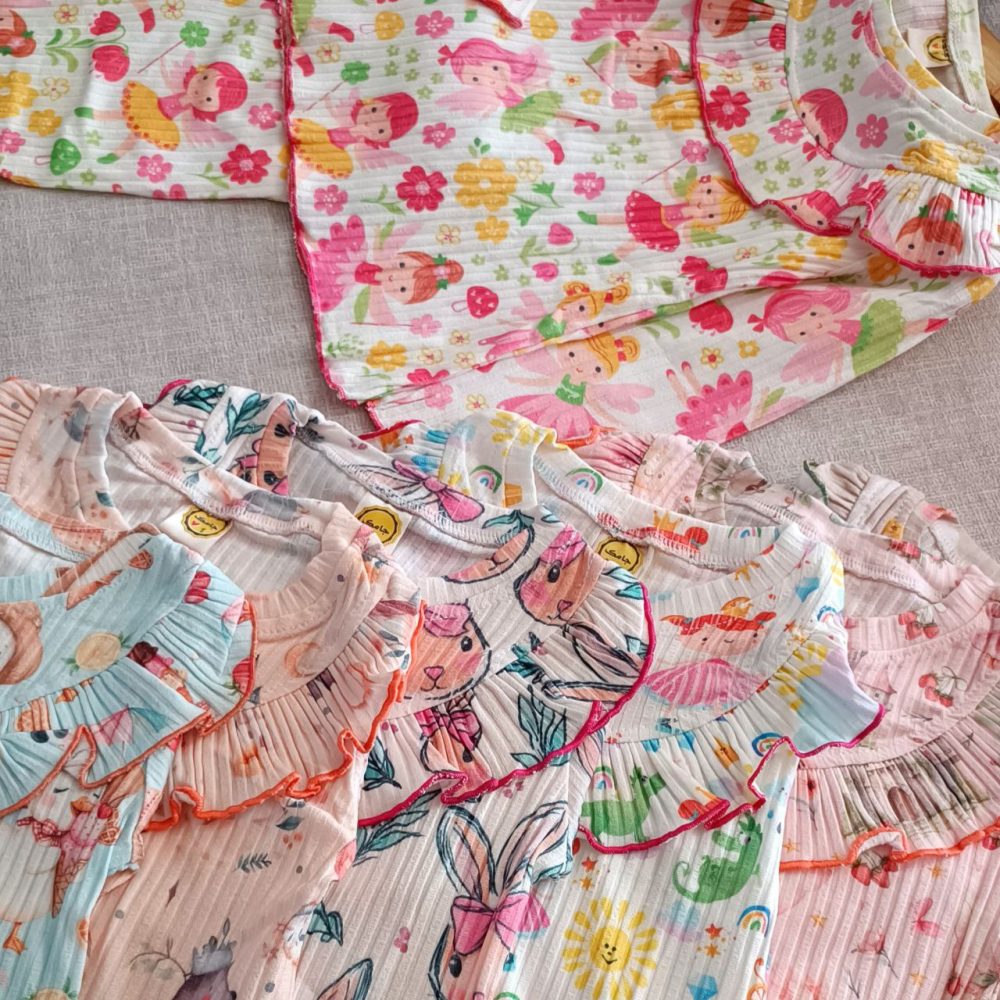 Girls' matching blouse and pants set, suitable for ages 2 to 9 years old.