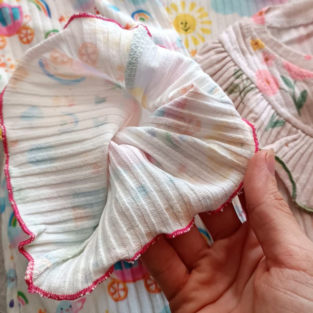 Girls' matching blouse and pants set, suitable for ages 2 to 9 years old.