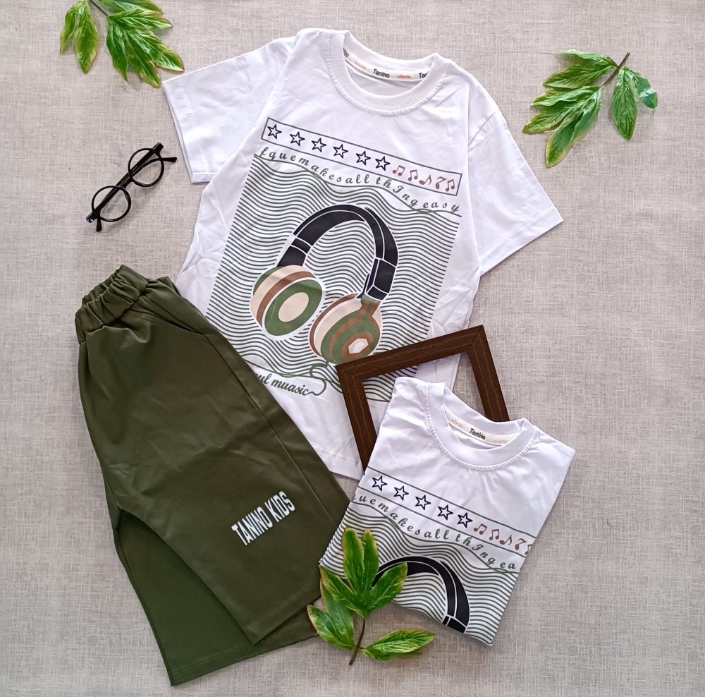 T-shirt, shorts, headphones (1)