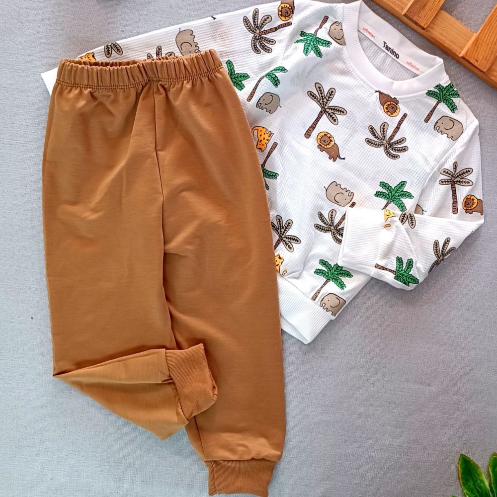 Blouse and pants for girls and boys, suitable for ages 1 to 5 years.