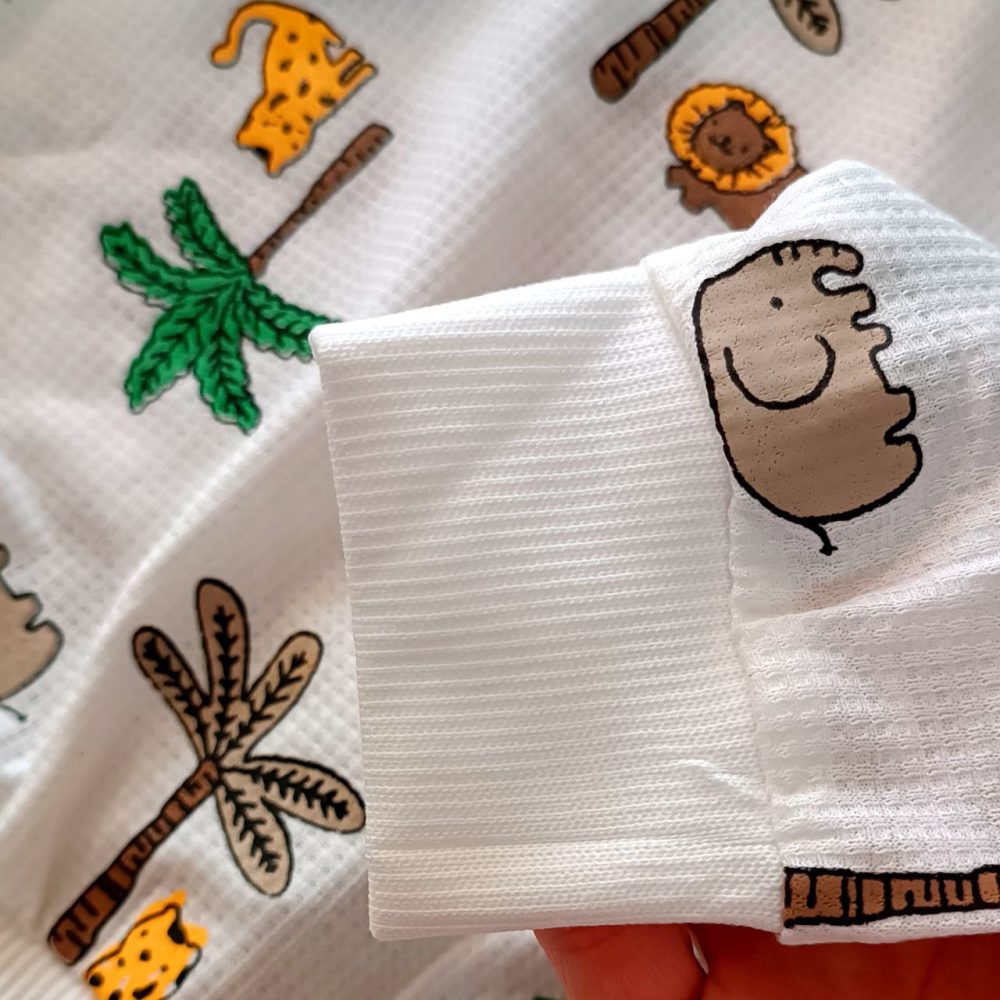 Blouse and pants for girls and boys, suitable for ages 1 to 5 years.