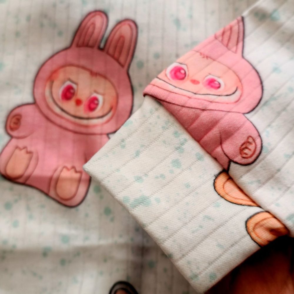 Blouse and pants for girls and boys, suitable for ages 1 to 8 years old.