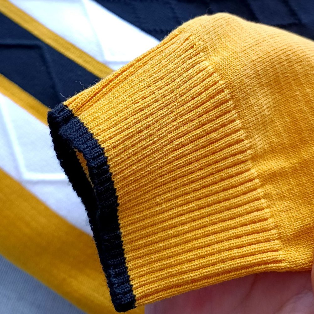 Boys' knitted blouse suitable for ages 7 to 10 years