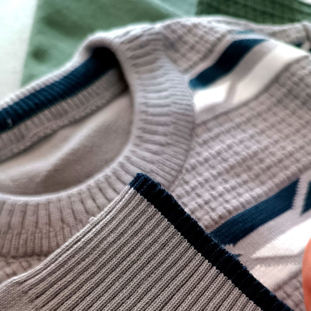 Boys' knitted blouse suitable for ages 7 to 10 years