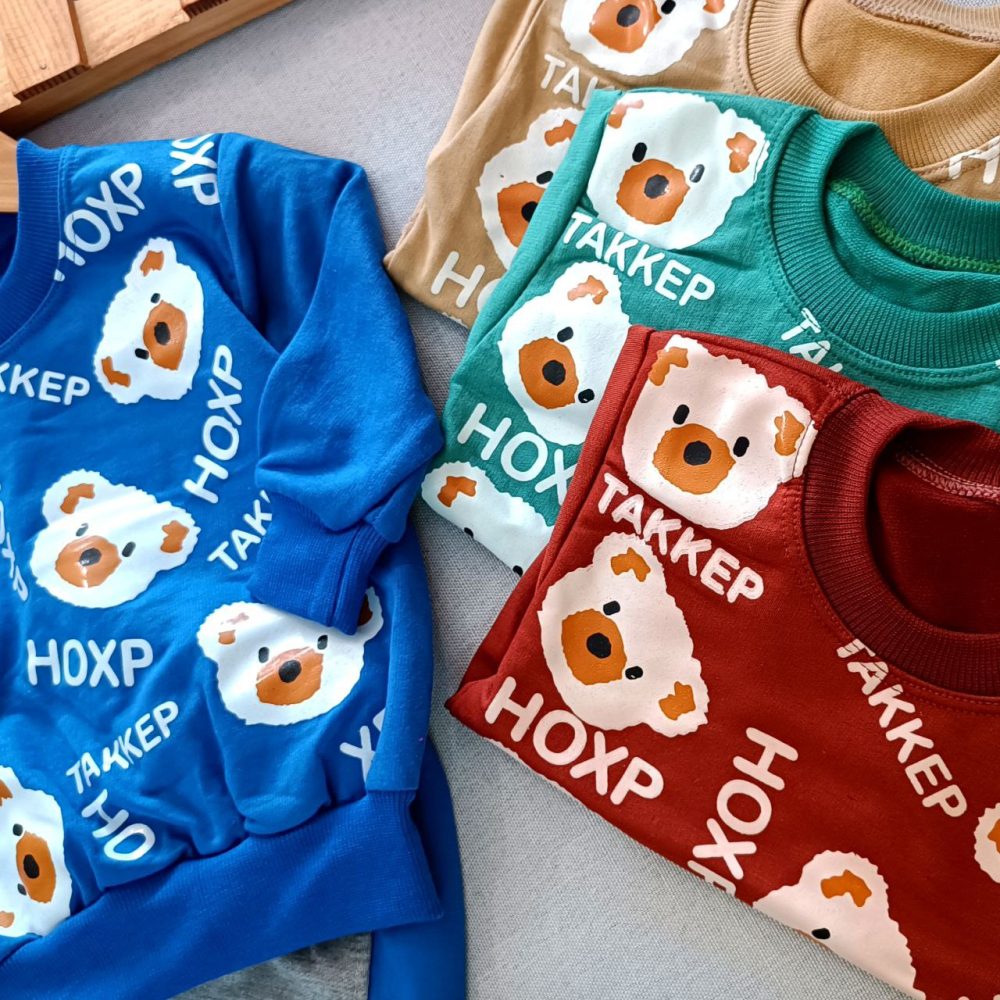 Girls' and boys' blouse and pants set suitable for ages 1 to 7 years old (4) Girls' and boys' blouse and pants set suitable for ages 1 to 7 years old.