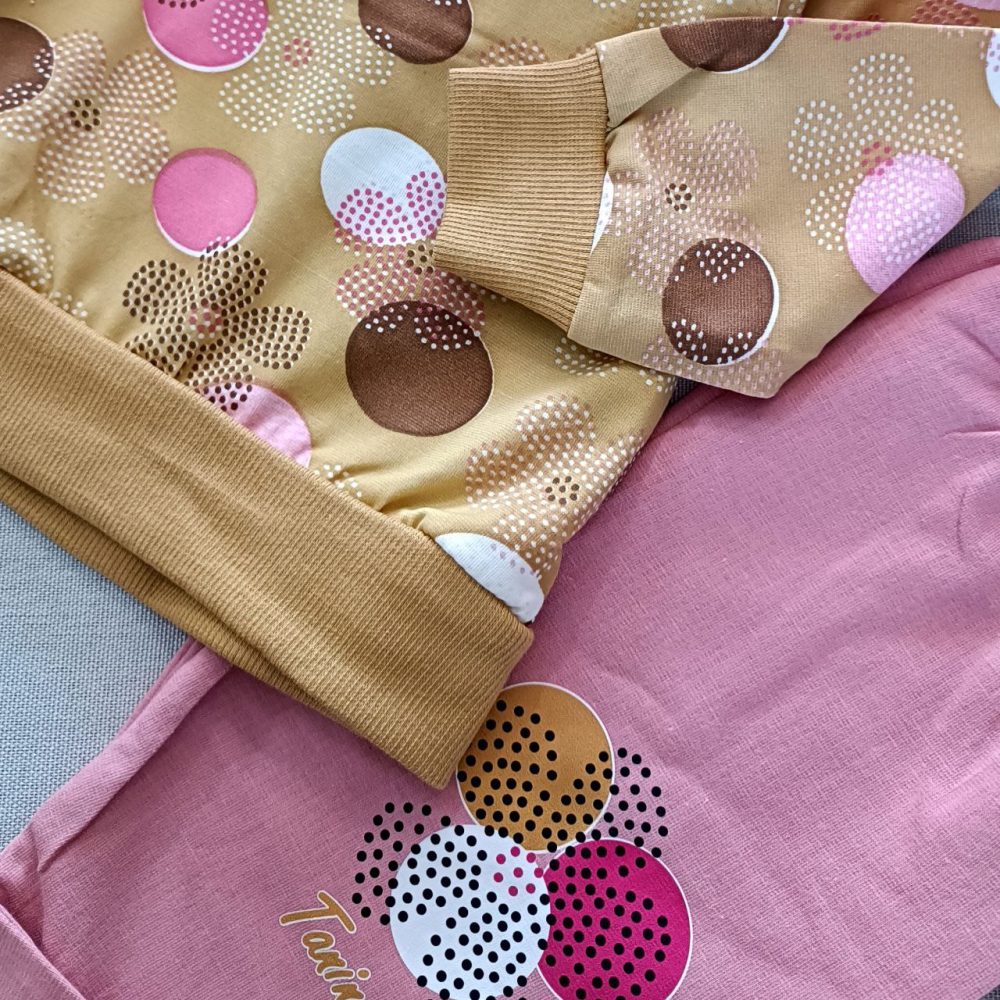 Girls' blouse and pants outfit suitable for 1 to 4 years