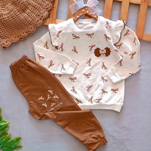 Girls' blouse and pants outfit suitable for ages 3 to 5 years