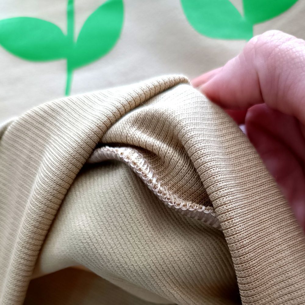 Girls' blouse and pants suitable for ages 2 to 5 years