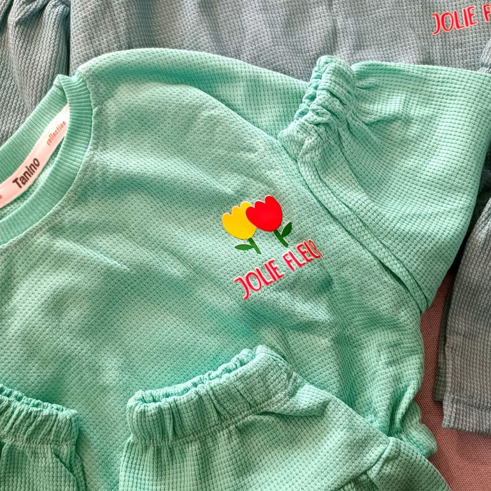 Girls' blouse and skirt, suitable for ages 2 to 5 years