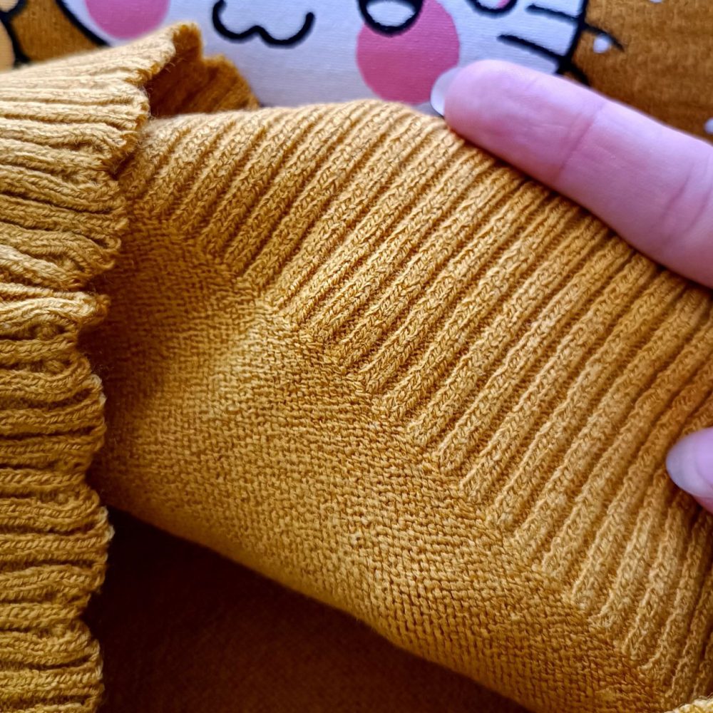 Girls' knitted blouse suitable for ages 1 to 7 years