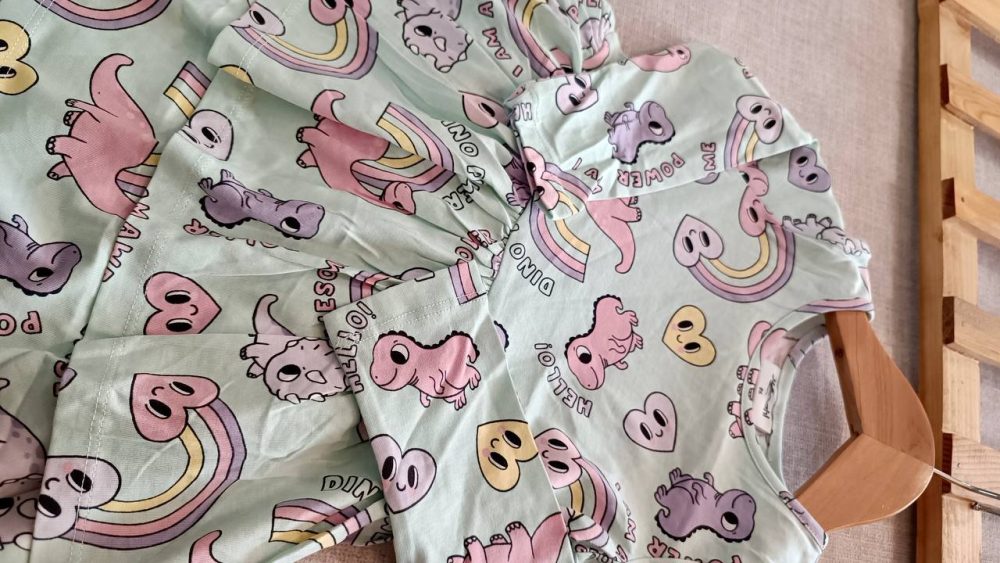 Imported long-sleeved shirt for girls, suitable for ages 1 to 8 years old.