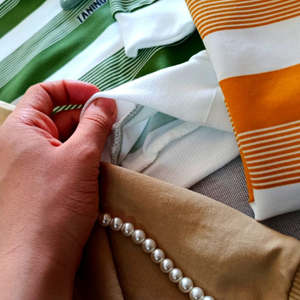 Blouse and pants for girls and boys, suitable for ages 1 to 7 years old.