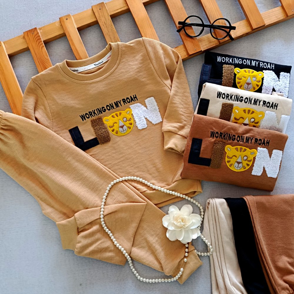 Boys' blouse and pants suitable for ages 2 to 5 years (1) Boys' blouse and pants suitable for ages 2 to 5 years