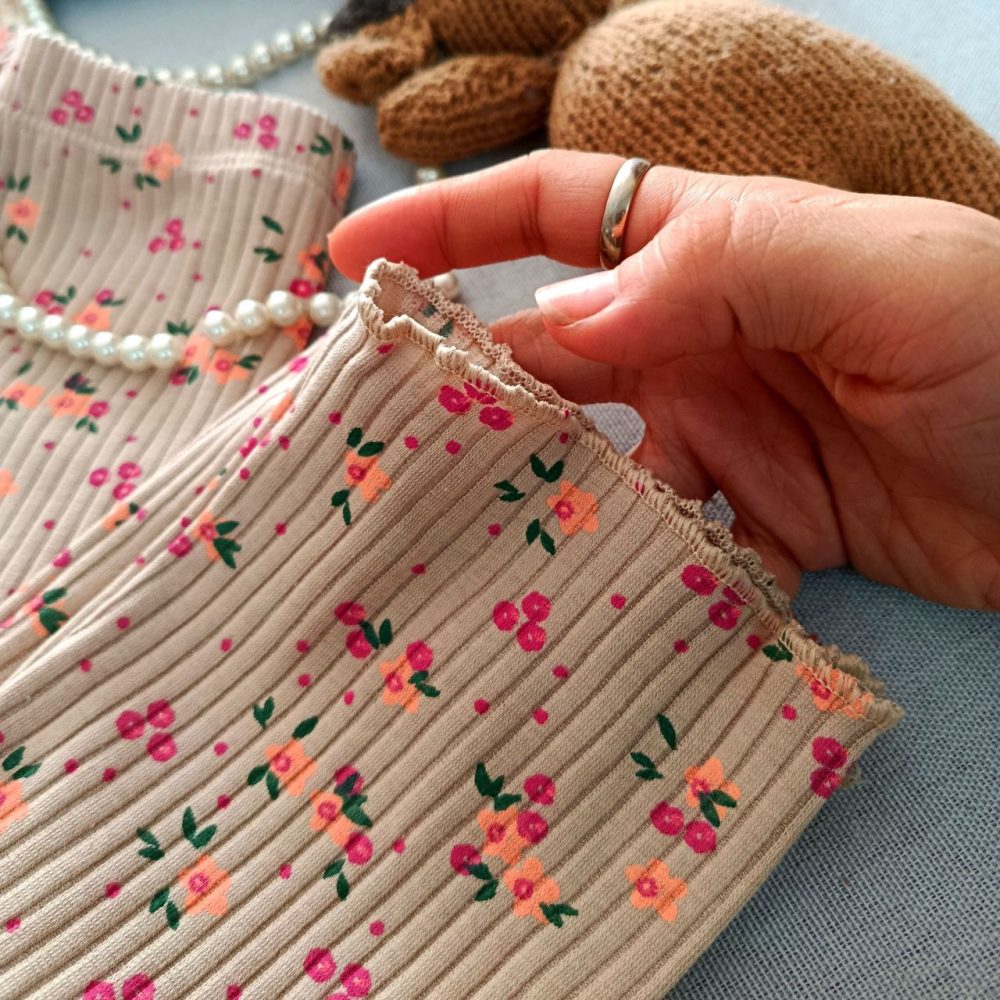 Girls' blouse and pants suitable for ages 2 to 12 years (8) Girls' blouse and pants suitable for ages 2 to 12 years