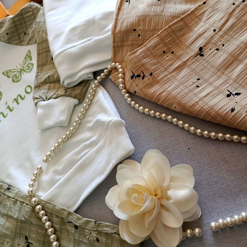 Girls' blouse and pants suitable for ages 2 to 5 years