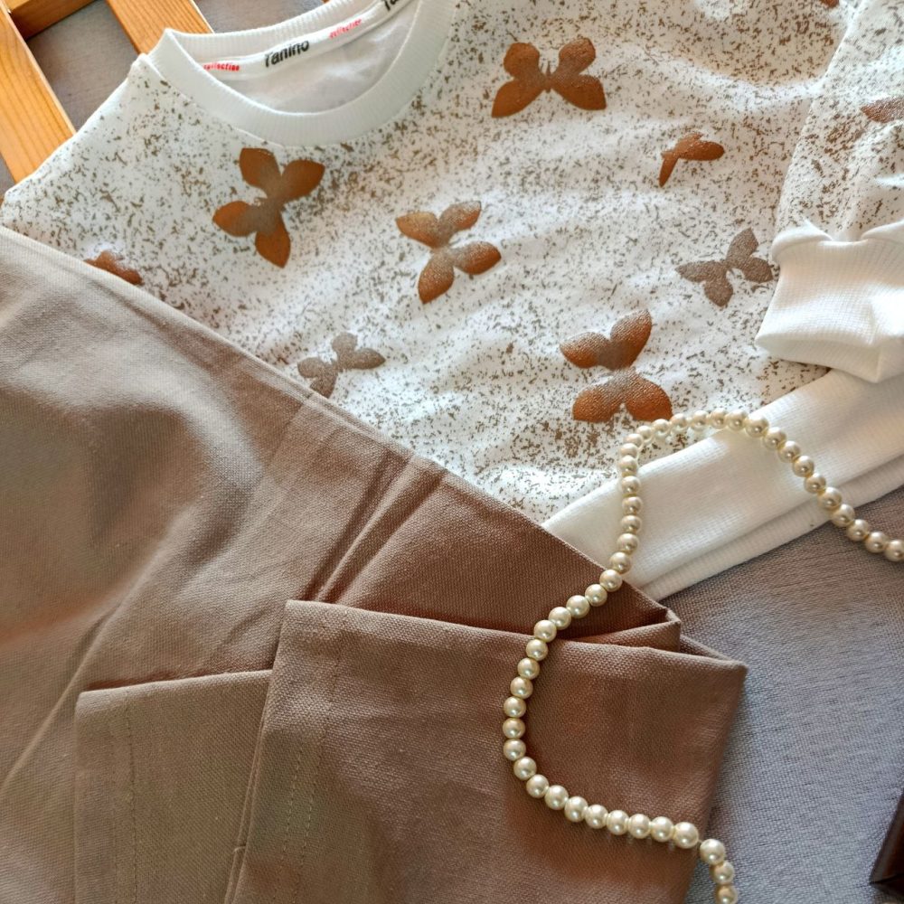 Girls' blouse and pants suitable for ages 3 to 7 years