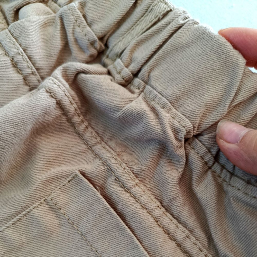 Girls' pants suitable for ages 3 to 7 years