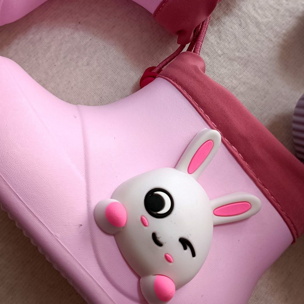 Girls' and boys' boots from sizes 24 to 35