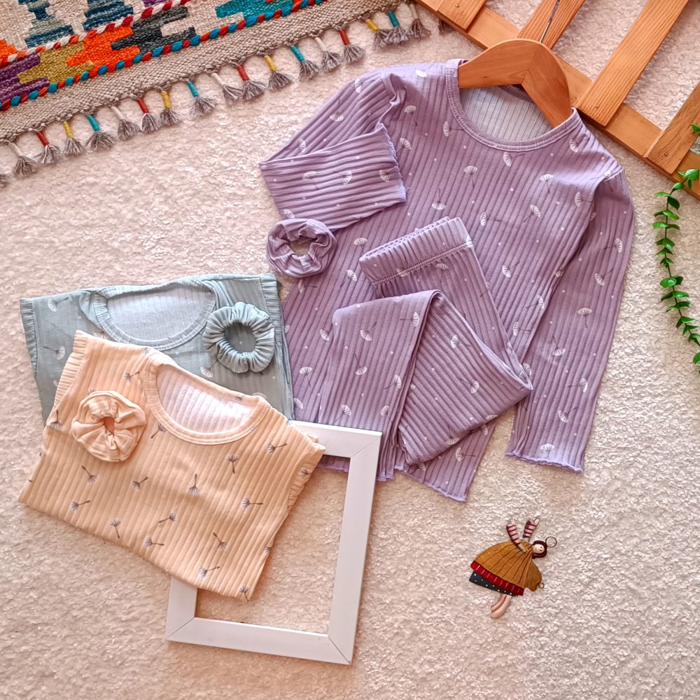 Girls' blouse and pants suitable for ages 4 months to 7 years (1) Girls' blouse and pants suitable for ages 4 months to 7 years