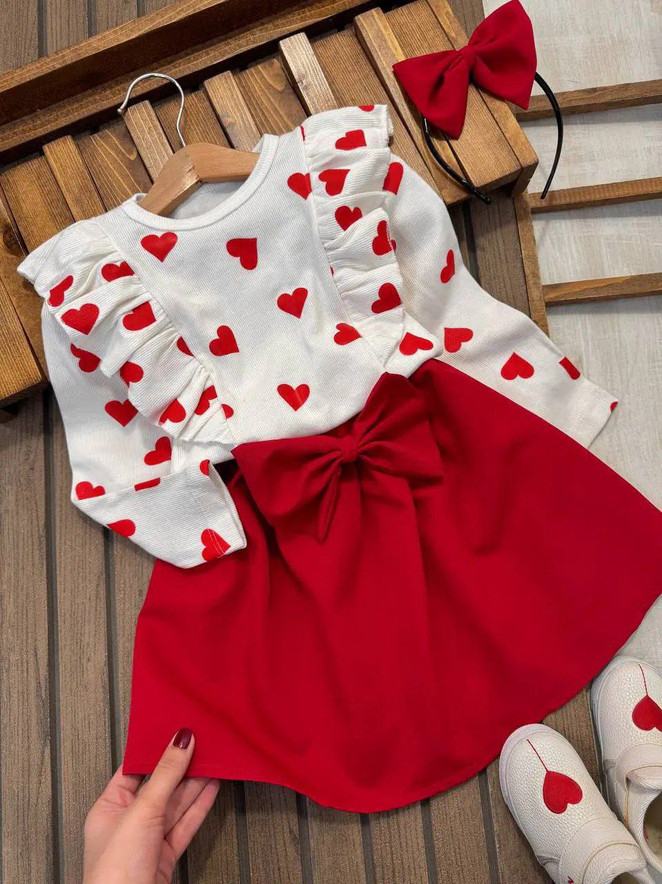 Girls' blouse and skirt suitable for ages 3 to 10 years (1) Girls' blouse and skirt suitable for ages 3 to 10 years