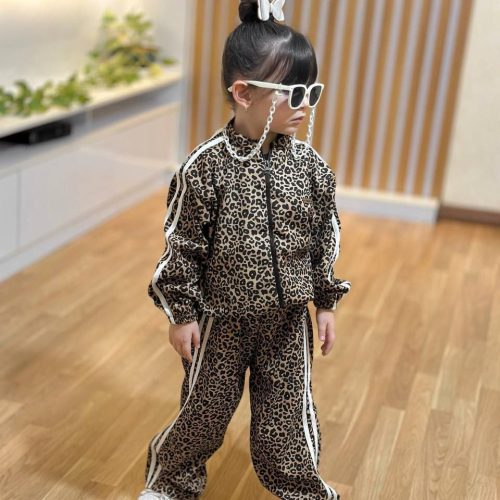 Girls' sweatshirt and pants suitable for ages 2 to 8 years