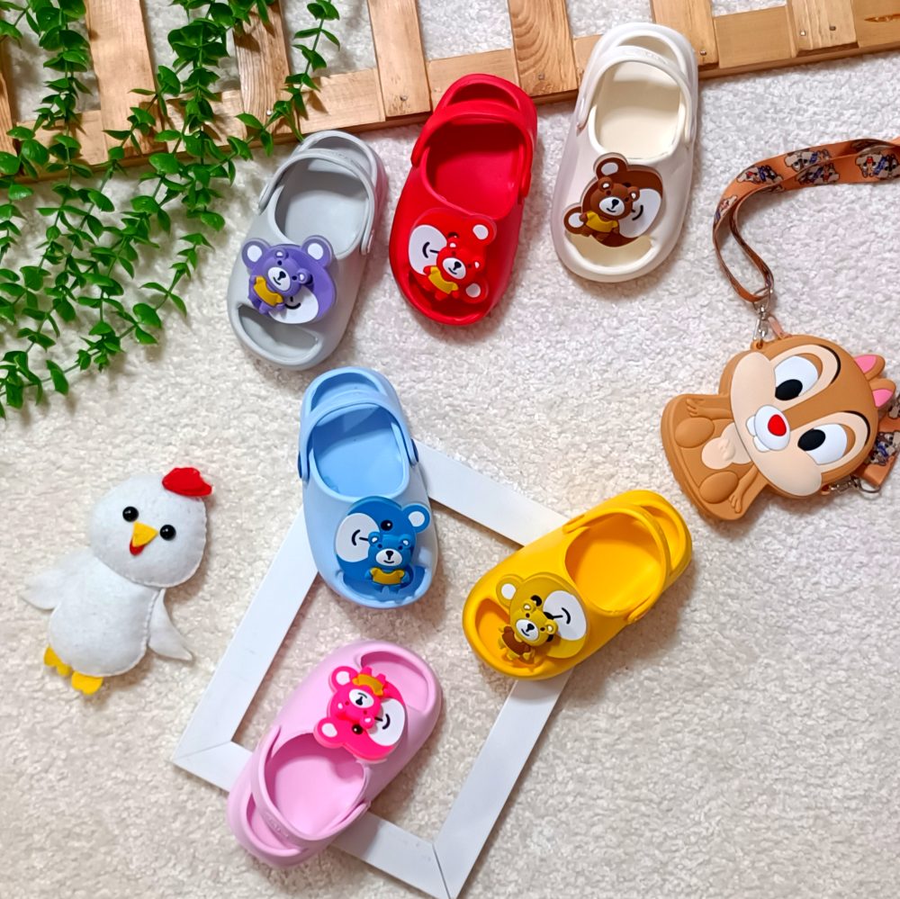 Girls' and boys' slippers from size 22 to 29 (1) Girls' and boys' slippers from size 22 to 29