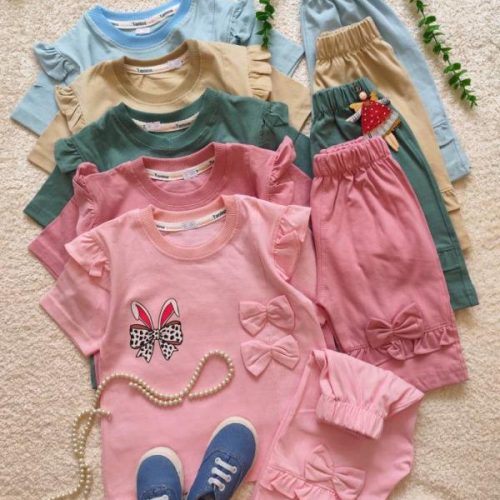 Girls' T-shirt and shorts, 2 to 5 years old