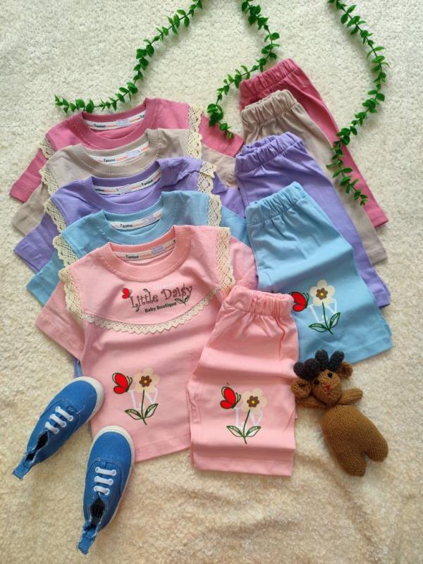 Girls' t-shirts and shorts from sizes 35 to 50 (3) Girls' t-shirts and shorts from sizes 35 to 50