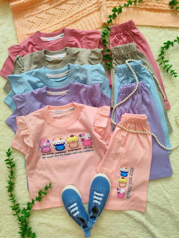 Girls' T-shirts and shorts, sizes 35 and 40 (3)