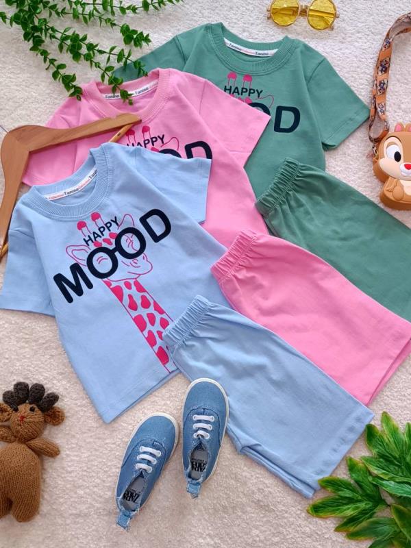 Girls' and boys' t-shirts and shorts from sizes 35 to 50 (7) Girls' and boys' t-shirts and shorts from sizes 35 to 50