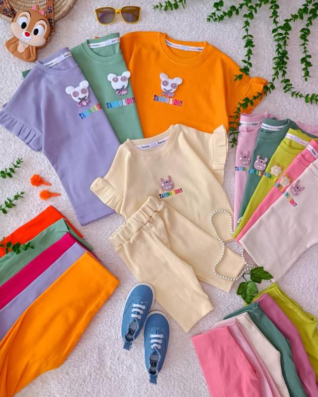 Girls' t-shirts and shorts from sizes 35 to 50 (5) Girls' t-shirts and shorts from sizes 35 to 50