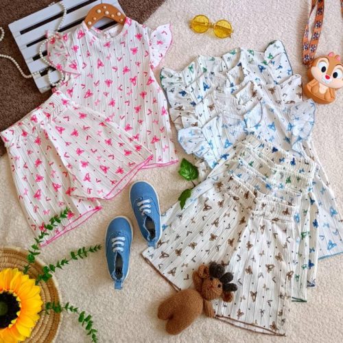 Girls' tops and shorts from sizes 40 to 55