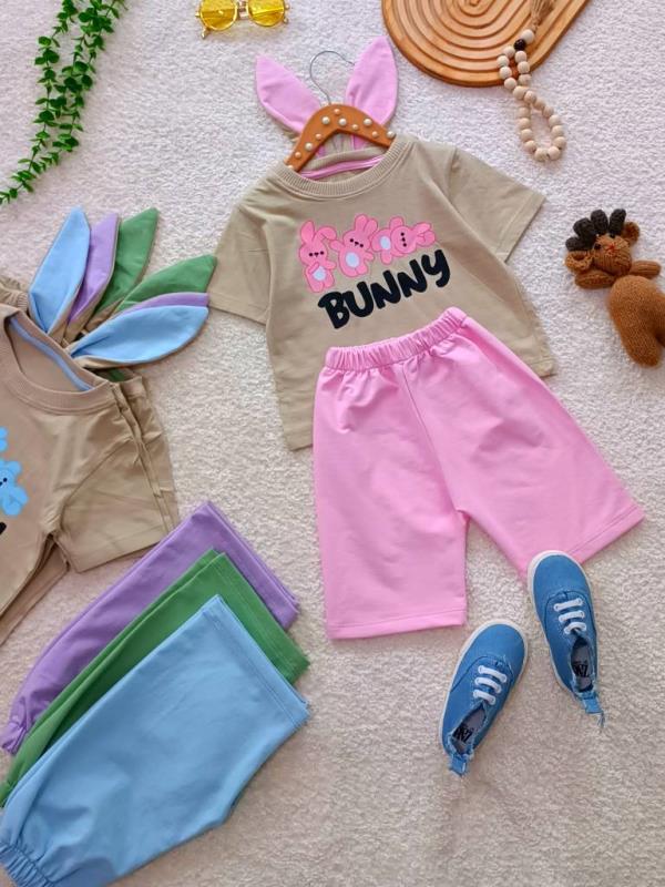 Girls' T-shirt and shorts, sizes 35 to 45 (1) Girls' T-shirt and shorts, sizes 35 to 45