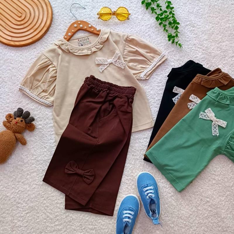 Girls' T-shirt and shorts, sizes 40 to 60 (1) Girls' T-shirt and shorts, sizes 40 to 60