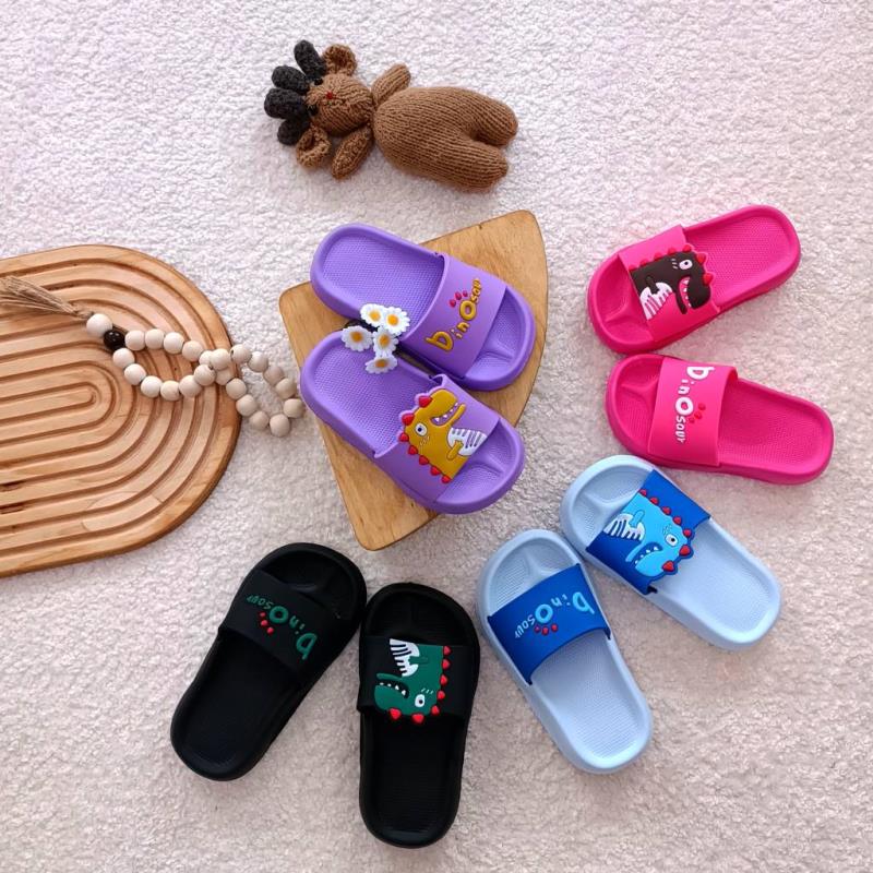Girls' and boys' slippers, sizes 24 to 29 (1) Girls' and boys' slippers, sizes 24 to 29
