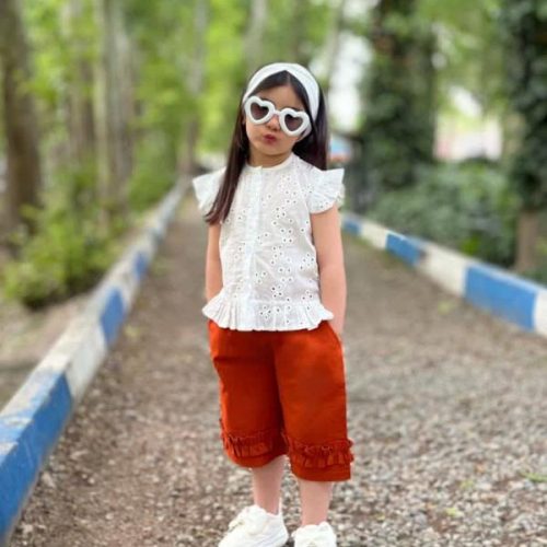 Girls' blouse and shorts set, sizes 40 to 55.
