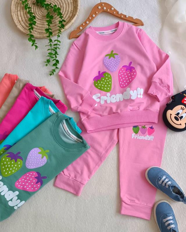 Girls' blouse and trousers, ages 2 to 5 (4) Girls' blouse and trousers, ages 2 to 5