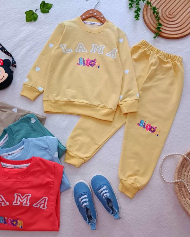 Girls' blouse and trousers, sizes 35 to 60 (9) Girls' blouse and trousers, sizes 35 to 60