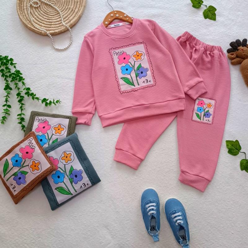 Girls' blouse and trousers, sizes 40 and 45 (3) Girls' blouse and trousers, sizes 40 and 45
