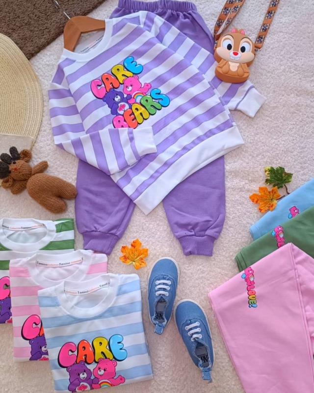 Girls' blouse and trousers, ages 4 to 7 (10) Girls' blouse and trousers, ages 4 to 7