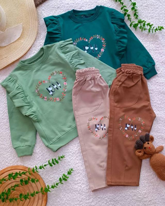 Girls' blouse and trousers, sizes 35 to 60 (10) Girls' blouse and trousers, sizes 35 to 60