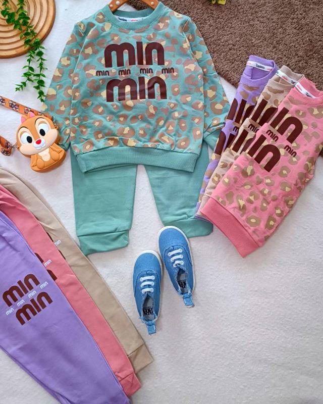 Girls' blouse and trousers, sizes 40 to 55 (9)